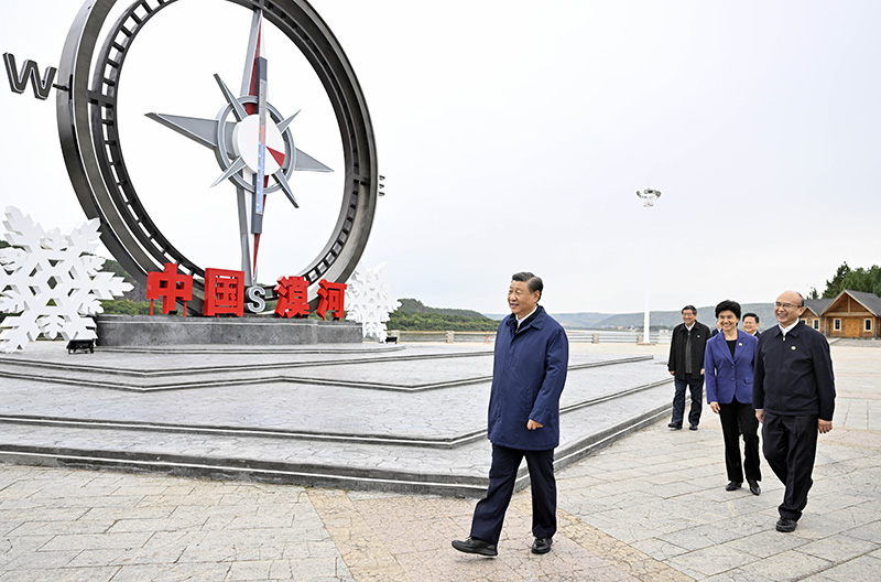 9月6日至8日，中共中央总书记、国家主席、中央军委主席习近平在黑龙江考察。这是6日下午，习近平在大兴安岭地区漠河市北极村考察。