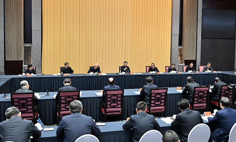 11月30日上午，中共中央总书记、国家主席、中央军委主席习近平在上海主持召开深入推进长三角一体化发展座谈会并发表重要讲话。