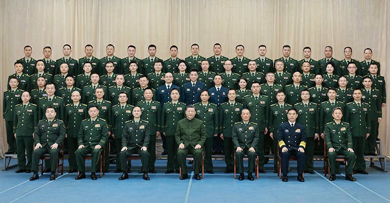 11月29日，中共中央总书记、国家主席、中央军委主席习近平到武警海警总队东海海区指挥部视察。这是习近平亲切接见东海海区指挥部有关同志，同大家合影留念。