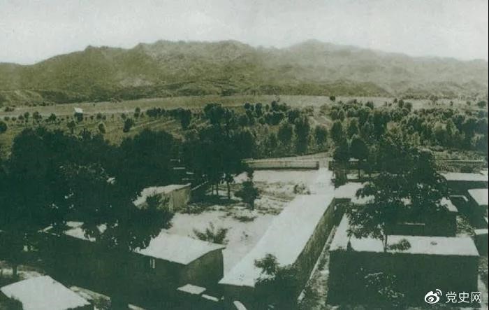 1948年5月，中共中央和人民解放军总部由陕北迁到河北平山县西柏坡。图为中央领导人办公处所俯瞰。